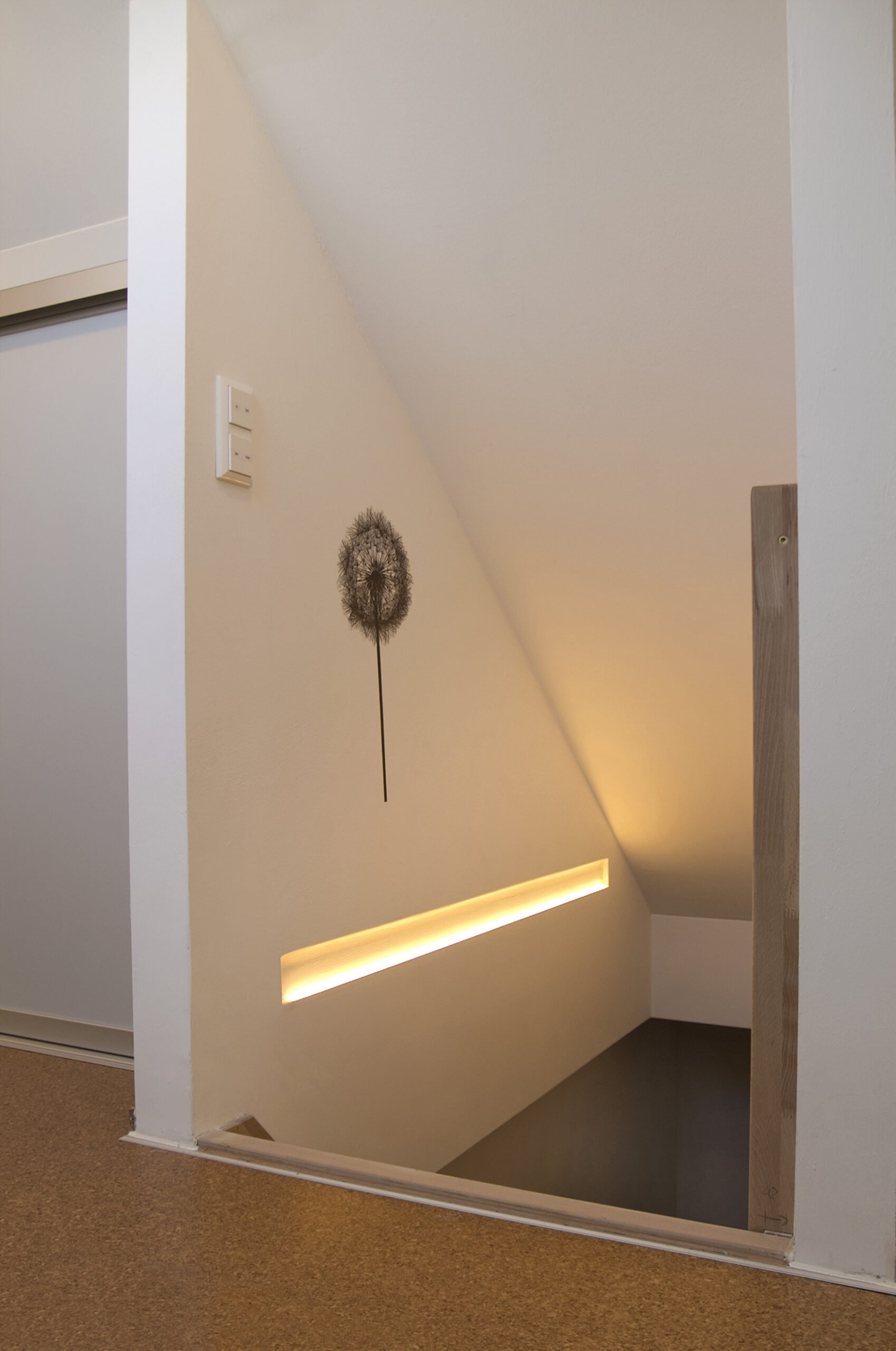 Geïntegreerd led stucprofiel in de muur rustig lichtbeeld